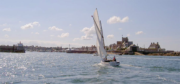 Barfleur : entrée de port à la voile