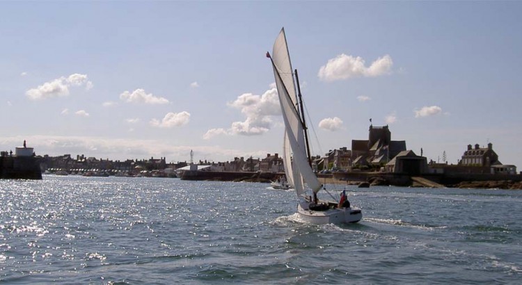 Entrée de port à la voile